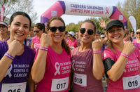 Participantes en carrera solidaria utilizando pulseras de silicona