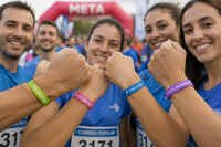 Participantes de una carrera utilizando pulseras de silicona personalizadas Participantes de una carrera utilizando pulseras de silicona personalizadas