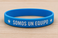 Pulsera de silicona grabada en bajo relieve con tinta Pulsera de silicona grabada en bajo relieve con tinta