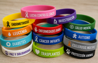 Pulseras solidarias de diferentes colores para campañas benéficas