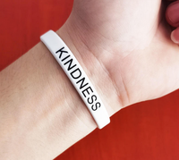 Pulseras de silicona personalizadas en mano