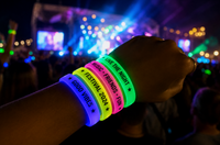 Pulseras Glow personalizadas brillando en un festival nocturno
